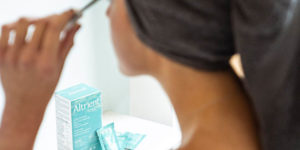 Altrient Liposomal_mujer maquillandose