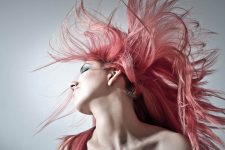 Consejos para el cuidado del cabello tras el baÃ±o en el mar_ pelo rosa - Consumir Vegano
