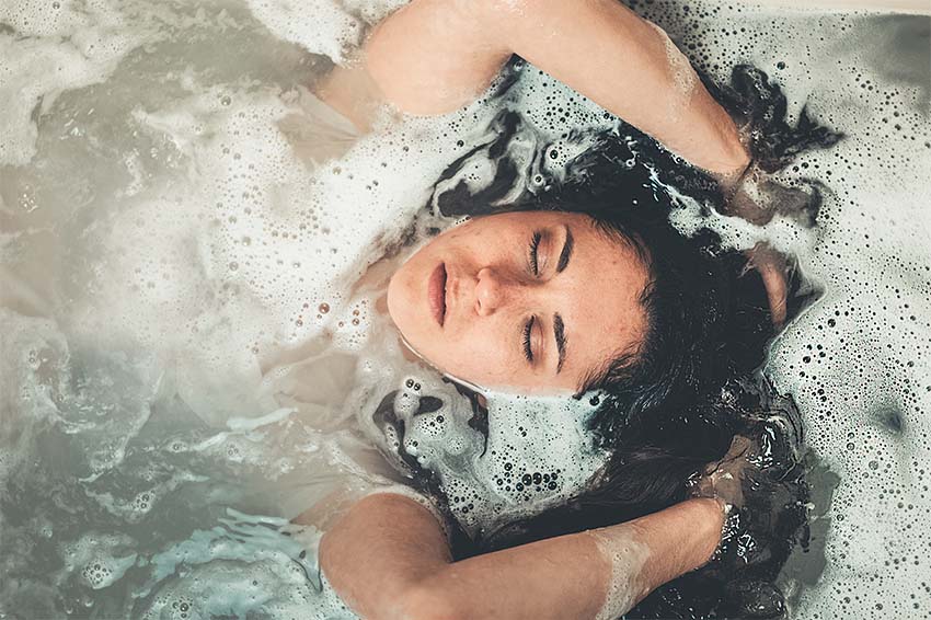 Consejos para el cuidado del cabello tras el baÃ±o en la piscina o en el mar -lavado - Consumir Vegano