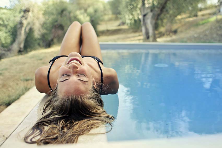 Consejos para el cuidado del cabellos tras el baÃ±o en la piscina - Consumir Vegano